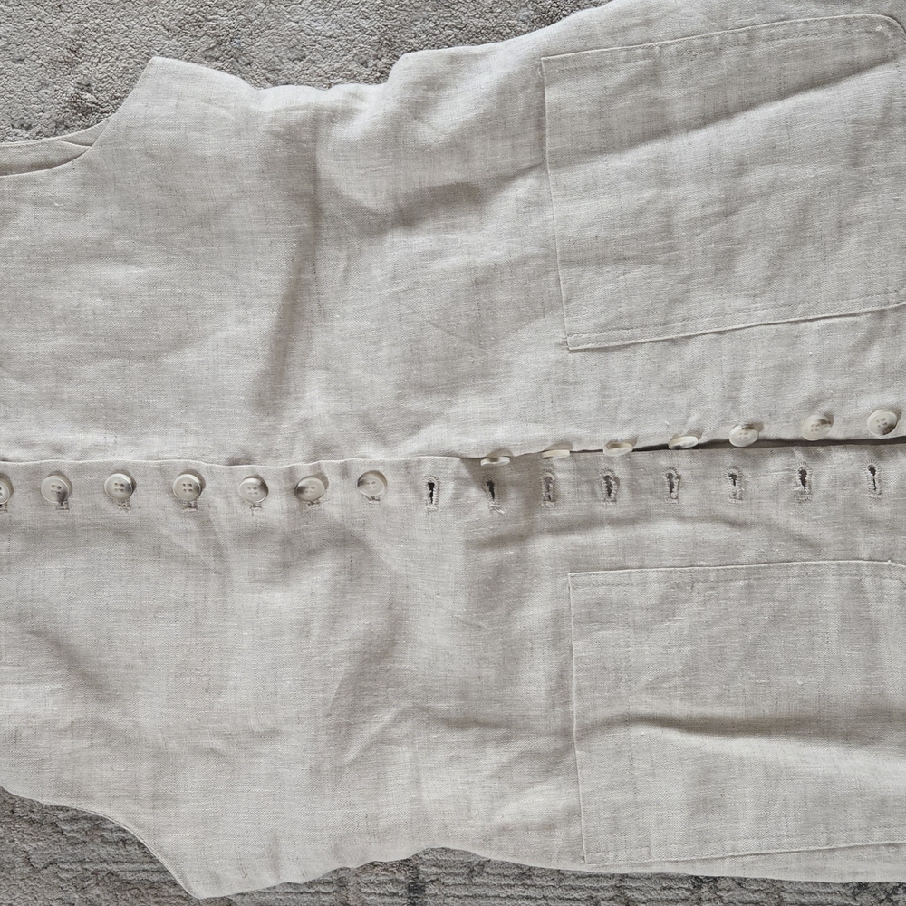 Sleeveless Beige Button-Down Top - Picture 4 of 6